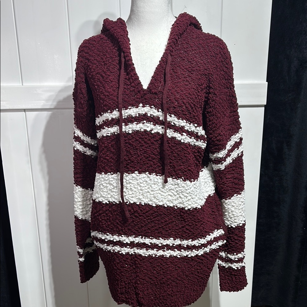 NWT Davi & Dani maroon/white hooded sweater